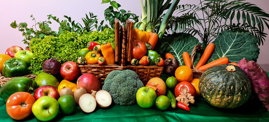 Delicious fruits, vegetables and greens that cannot be lacking in a healthy diet rich in vitamins and minerals.