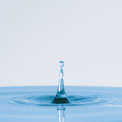 Gotas de agua y ondas