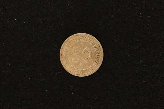Nahaufnahme einer ehemaligen Deutschen 50 Pfennig Münze