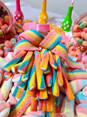 Sweet and colorful sticks that, besides being beautiful and perfect to complete a table of sweets, are delicious.