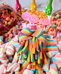 Sweet and colorful sticks that, besides being beautiful and perfect to complete a table of sweets, are delicious.