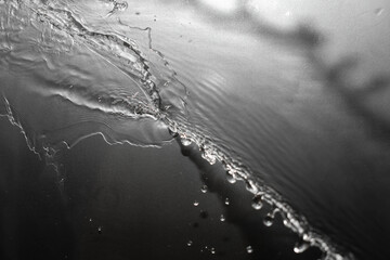 primer plano de agua en alta velocidad en vidrio esmerilado en tono gris