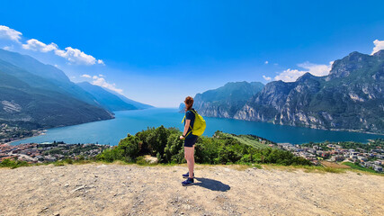 Lago di Garda con persona dal monte Brione panoramica - obrazy, fototapety, plakaty