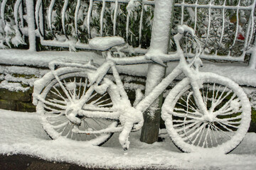 Fototapeta na wymiar Fahrrad im Schnee