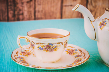 Taza de té caliente con su tetera, hora del té