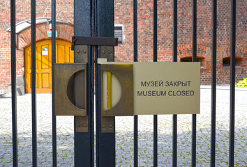 A sign with the inscription 