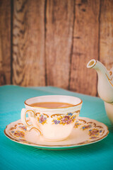 Taza de té caliente con su tetera, hora del té