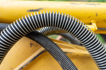 Details von einem gelben Minibagger auf einer Baustelle