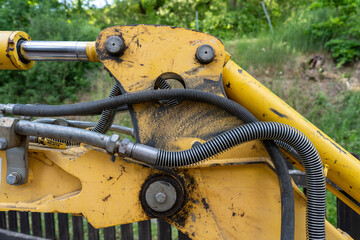 Details von einem gelben Minibagger auf einer Baustelle