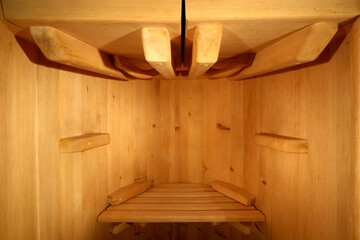Obraz na płótnie Canvas Sauna in a barrel. Beauty salon, pampering. Cedar barrel in the spa. Cabinet for cosmetology procedures, rest and recovery. Spa. Wellness and skin care. 