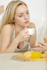 Obraz na płótnie Canvas woman drinking coffee in bed