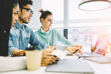 Obraz premium Internationals students making presentation for homework task