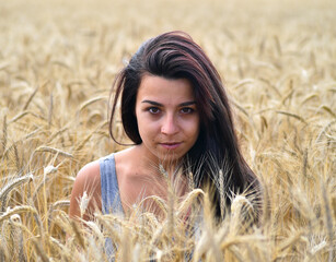 una chica en el campo en la nueva normalidad 2020