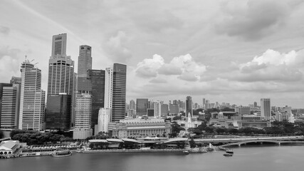 Obraz premium SINGAPUR - 2 STYCZNIA 2020: Widok z lotu ptaka na obszar zatoki Marina z drapaczami chmur