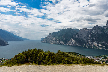 Ausblick vom Monte Brione zwischen Torbole und Riva 