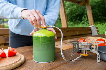 the process of using a gas tourist cylinder for cooking