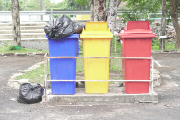 Obraz premium Red, yellow, blue trash in the park