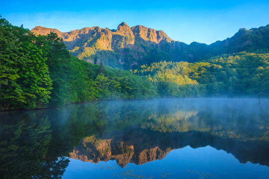 戸隠鏡池」の写真素材 | 1,228件の無料イラスト画像 | Adobe Stock