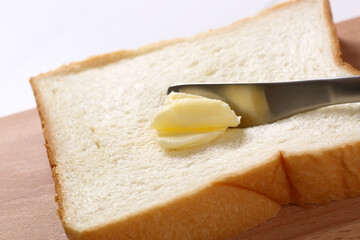 食パンにバターを塗る