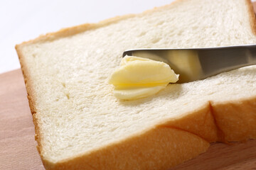 食パンにバターを塗る