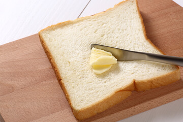 食パンにバターを塗る
