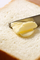 食パンにバターを塗る