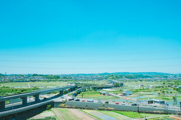 青空と京奈和道　市街地　京都府木津川市　初夏