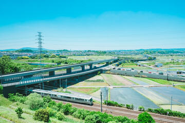 水田と鉄道のある風景　市街地　京都府木津川市　初夏