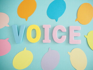 たくさんの吹き出しとvoiceの単語、意見、口コミイメージ