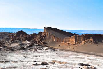Hermoso viaje al desierto, vistas increibles llenas de arena sal, sol y cielo azul.