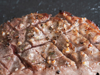 牛肉ももステーキのクローズアップ。