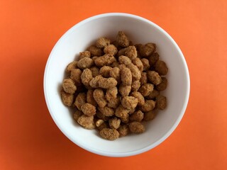 bowl of roasted peanut crackers