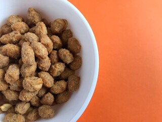 bowl of roasted peanut crackers