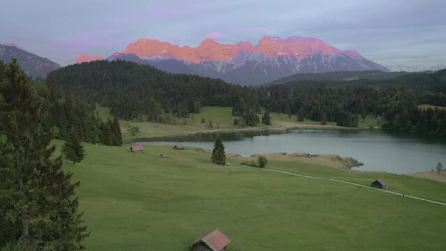 Blick &uuml;ber den Geroldsee mit Holzh&uuml;tte und Karwendelgebirge am Morgen, Bayern, Deutschland