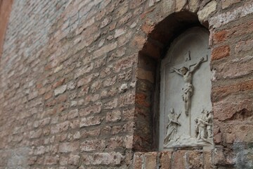 Fragment muru z jedną ze stacji Drogi Krzyżowej