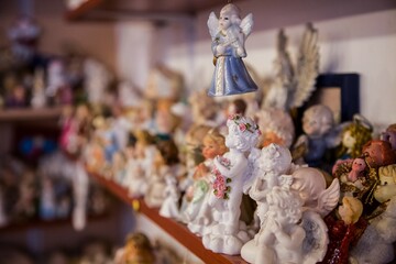 Aniołki na półce w szpitalu dziecięcym