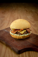 Hambúrguer de carne com maionese bacon