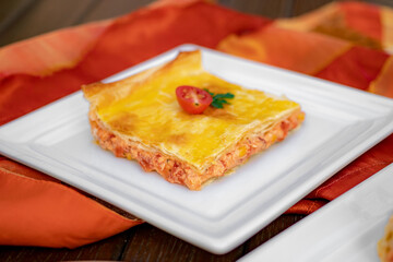 Torta de frango com milho e tomate, empadão