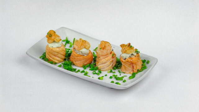 Por&ccedil;&atilde;o de sushi uramaki Ebi jow salm&atilde;o ma&ccedil;aricado com camar&atilde;o e cream cheese