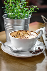 close-up em xícara de café enfeitado com flores