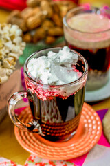 Xícara com vinho quentão com marshmallow festa junina