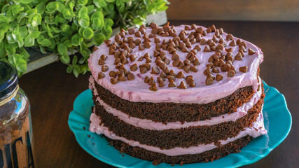 Fatia de bolo de chocolate com morango com gotas de chocolate