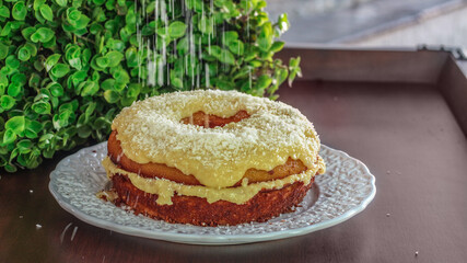 Bolo de fubá com recheio de creme e coco