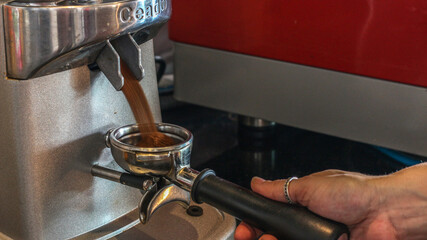 Pó de café na máquina sendo moído