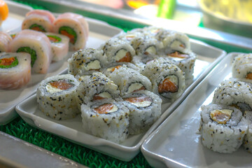 Porção de sushi huramaki philadelphia ou filadélfia com salmão, arroz e cream cheese buffet