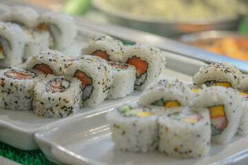 Porção de sushi huramaki philadelphia ou filadélfia com salmão, arroz e cream cheese buffet