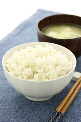 麦御飯と味噌汁の朝食