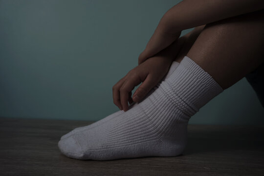 Child sitting in a dark room. Image of feeling depressed, refusal to attend school, disappointment, bullying, etc.  暗い部屋で座っているこども。落ち込む、登校拒否、がっかりしている、いじめなどをイメージした写真