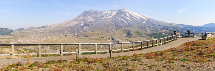 Fototapeta premium Panorama of Mt. St. Helen with a trace