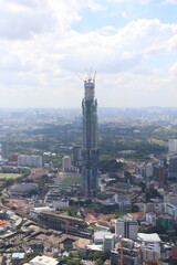 Fototapeta premium Panorama urbain et tour en construction à Kuala Lumpur, Malaisie